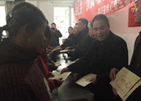 暖冬行动 眉山民企为贫困户送钱物
